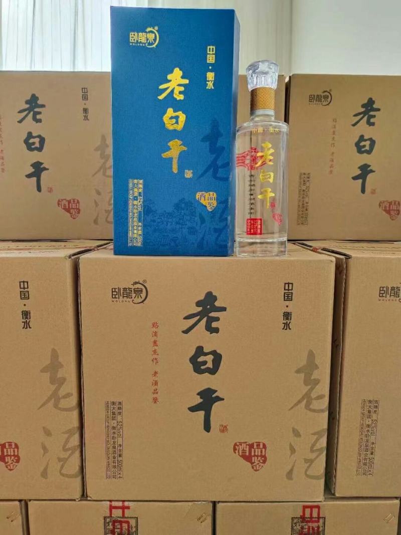 衡水老白干，酒液清亮香气芬芳，酒质醇厚，入口甘润。