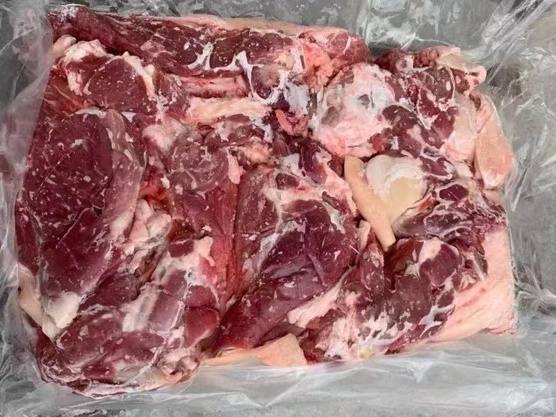 展示新鲜切割的波尔山羊肉块,摆放在冷鲜柜中,肉质鲜红、纹理清晰 波尔山羊肉产品展示