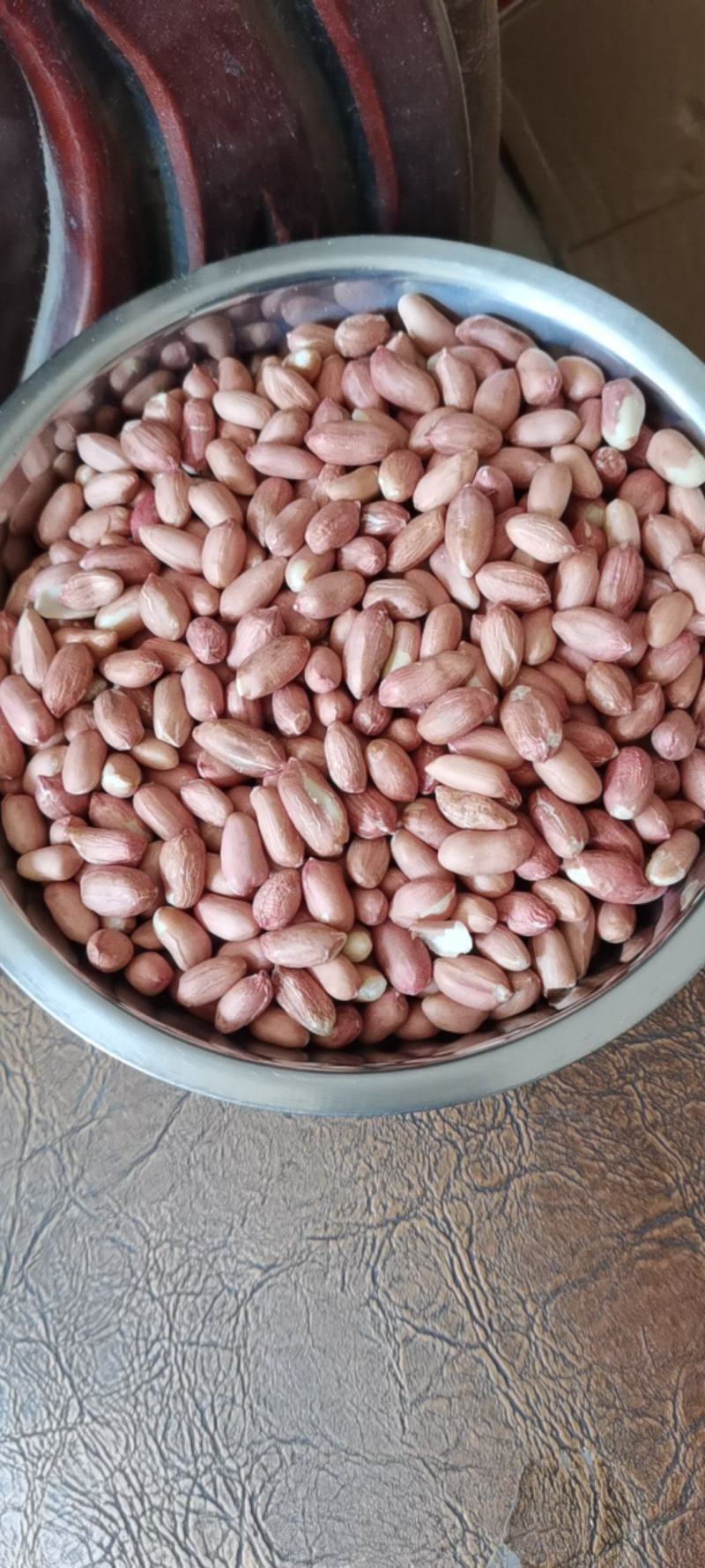 手选花生米粒粒饱满