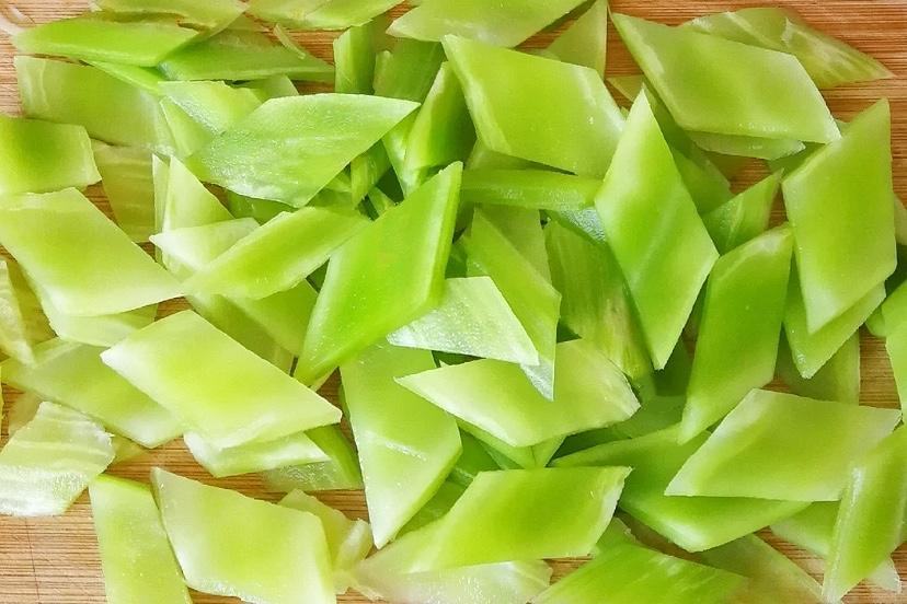 处理好的莴苣和排骨