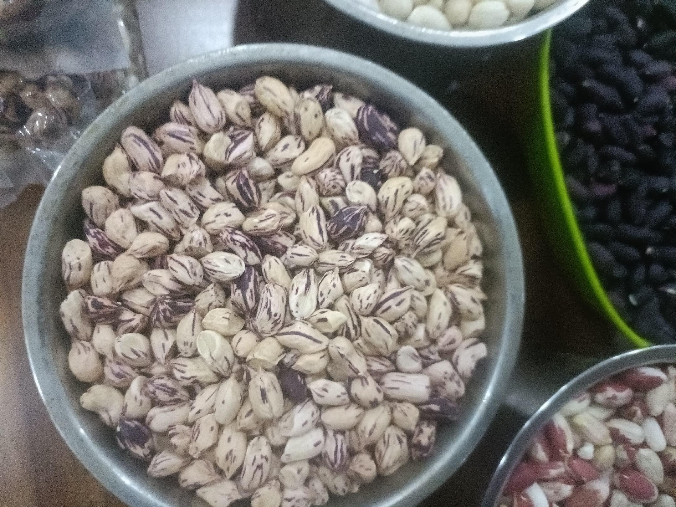 展示多个品牌的5升花生油包装,强调其重量标识的细微差异 不同品牌花生油包装展示