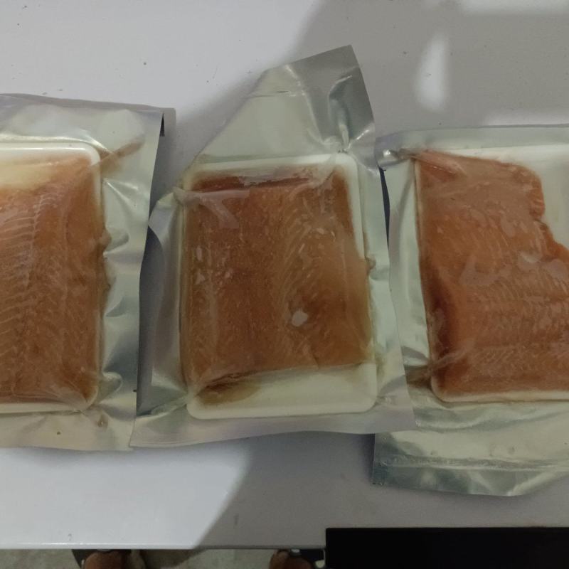 三文鱼肉颜色差点，二十一块八两的，生煎喂宠物都可以