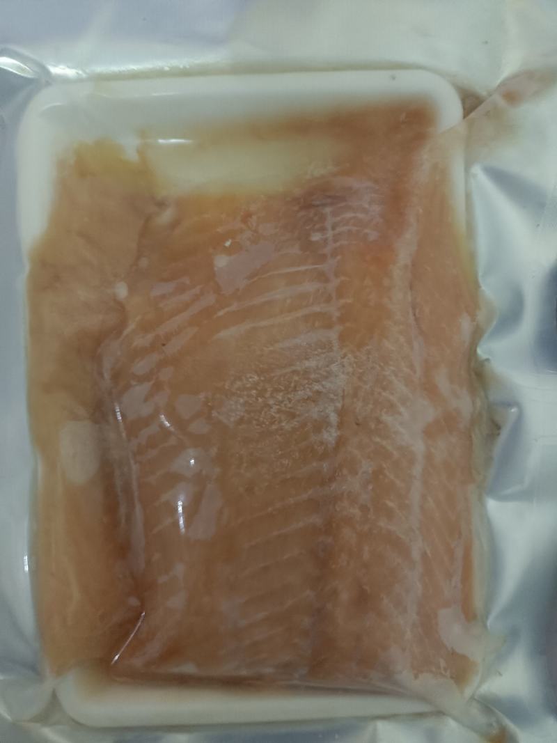 三文鱼肉颜色差点，二十一块八两的，生煎喂宠物都可以