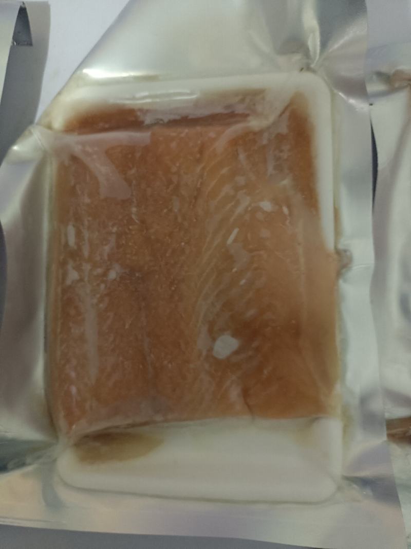 三文鱼肉颜色差点，二十一块八两的，生煎喂宠物都可以