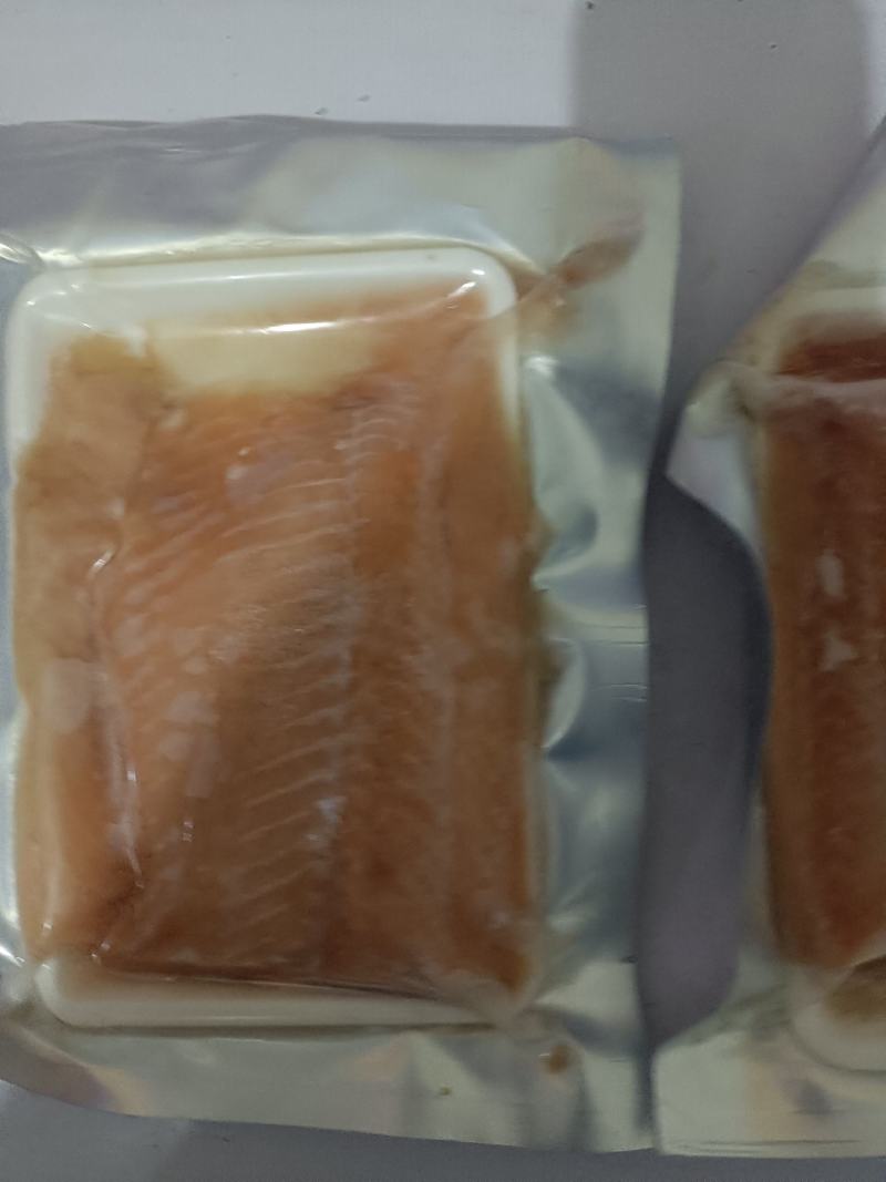 三文鱼肉颜色差点，二十一块八两的，生煎喂宠物都可以