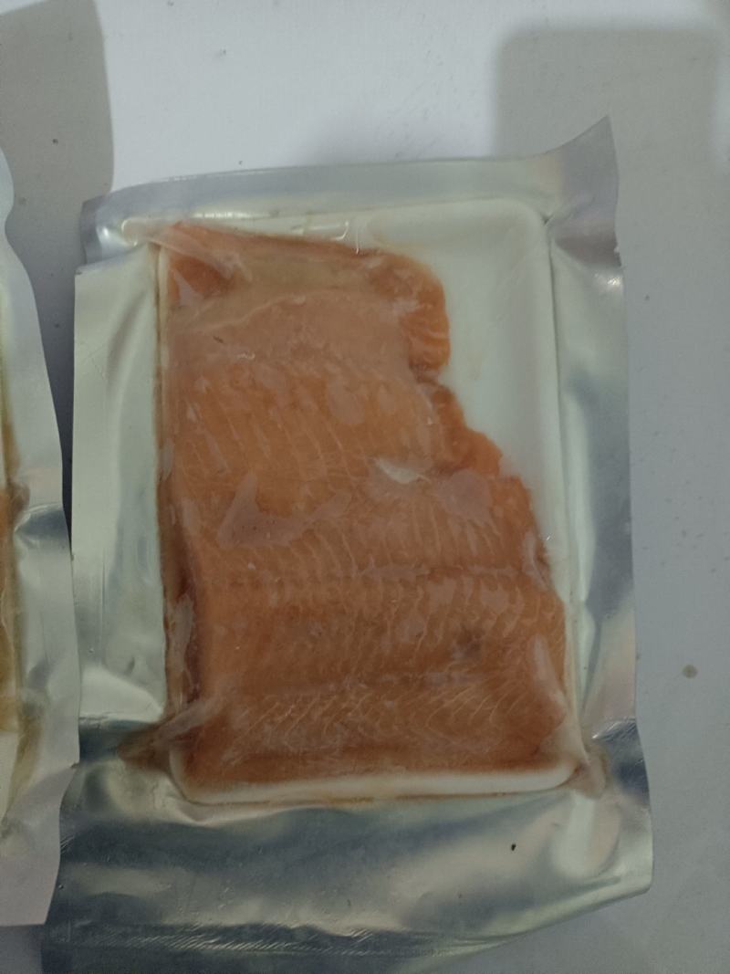 三文鱼肉颜色差点，二十一块八两的，生煎喂宠物都可以