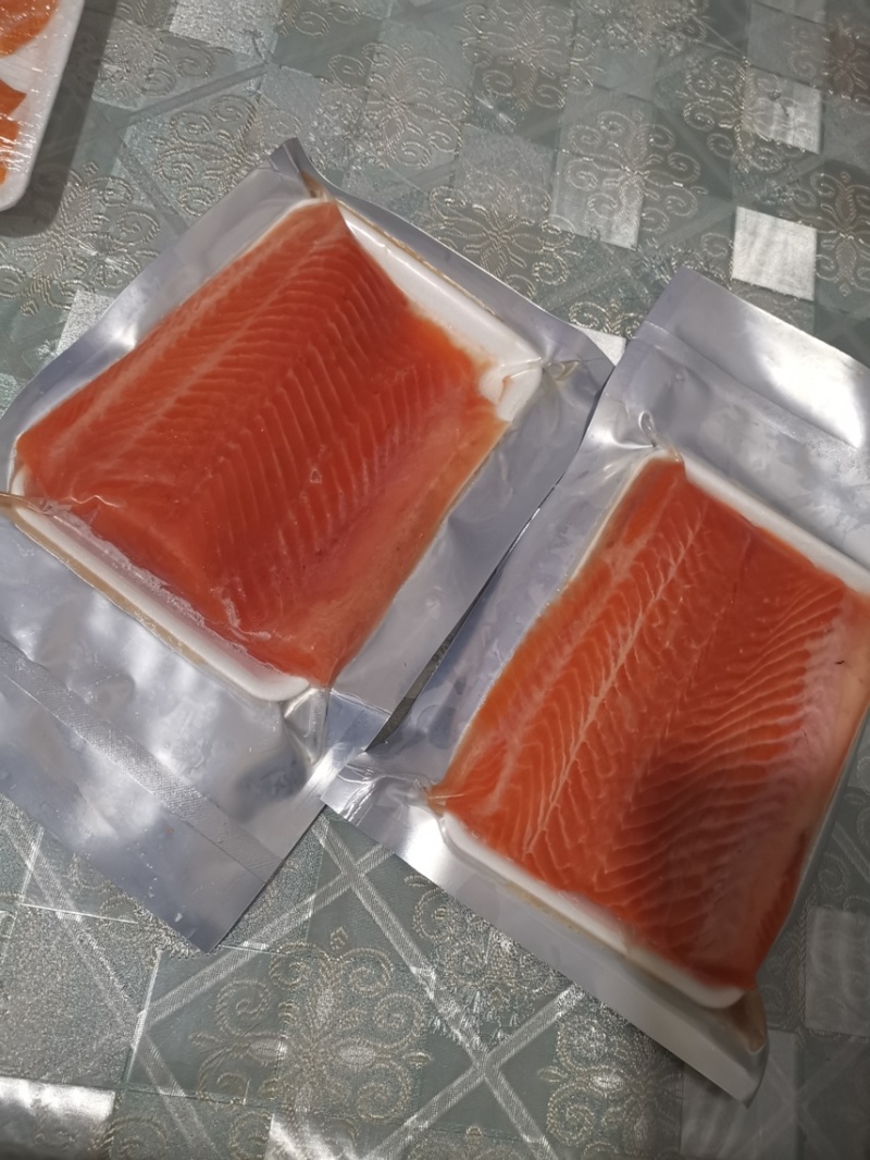 冰鲜三文鱼，现要现切，一块去皮去边角料400克，保证新鲜