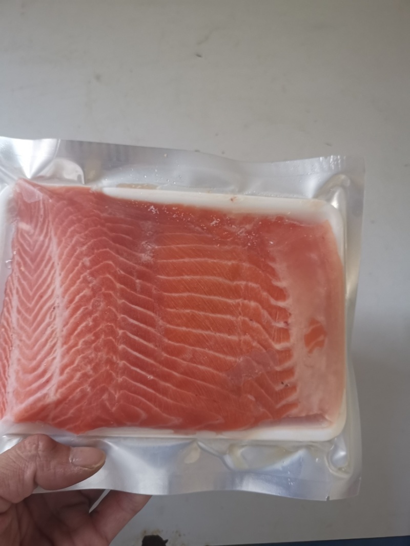 冰鲜三文鱼，现要现切，一块去皮去边角料400克，保证新鲜