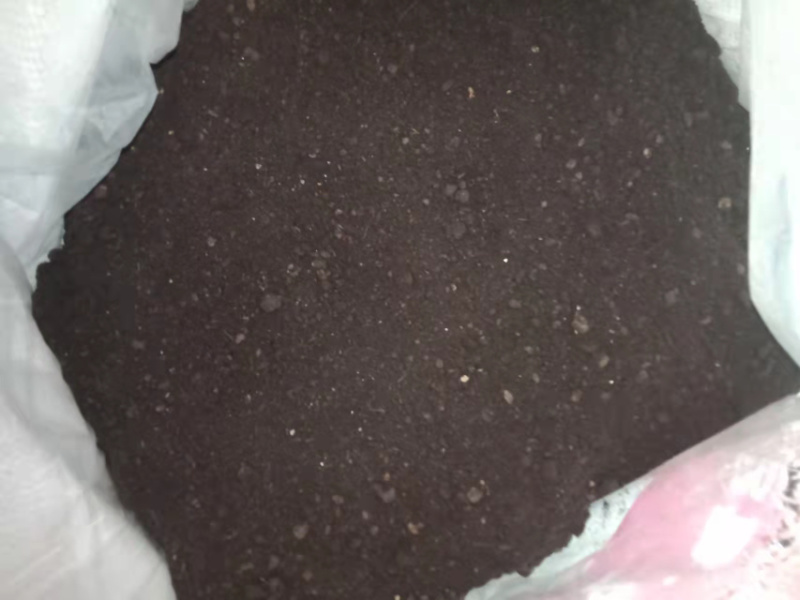 发酵过的纯鸽子粪经高温腐热发酵，添加生物菌种。另有添加烟末