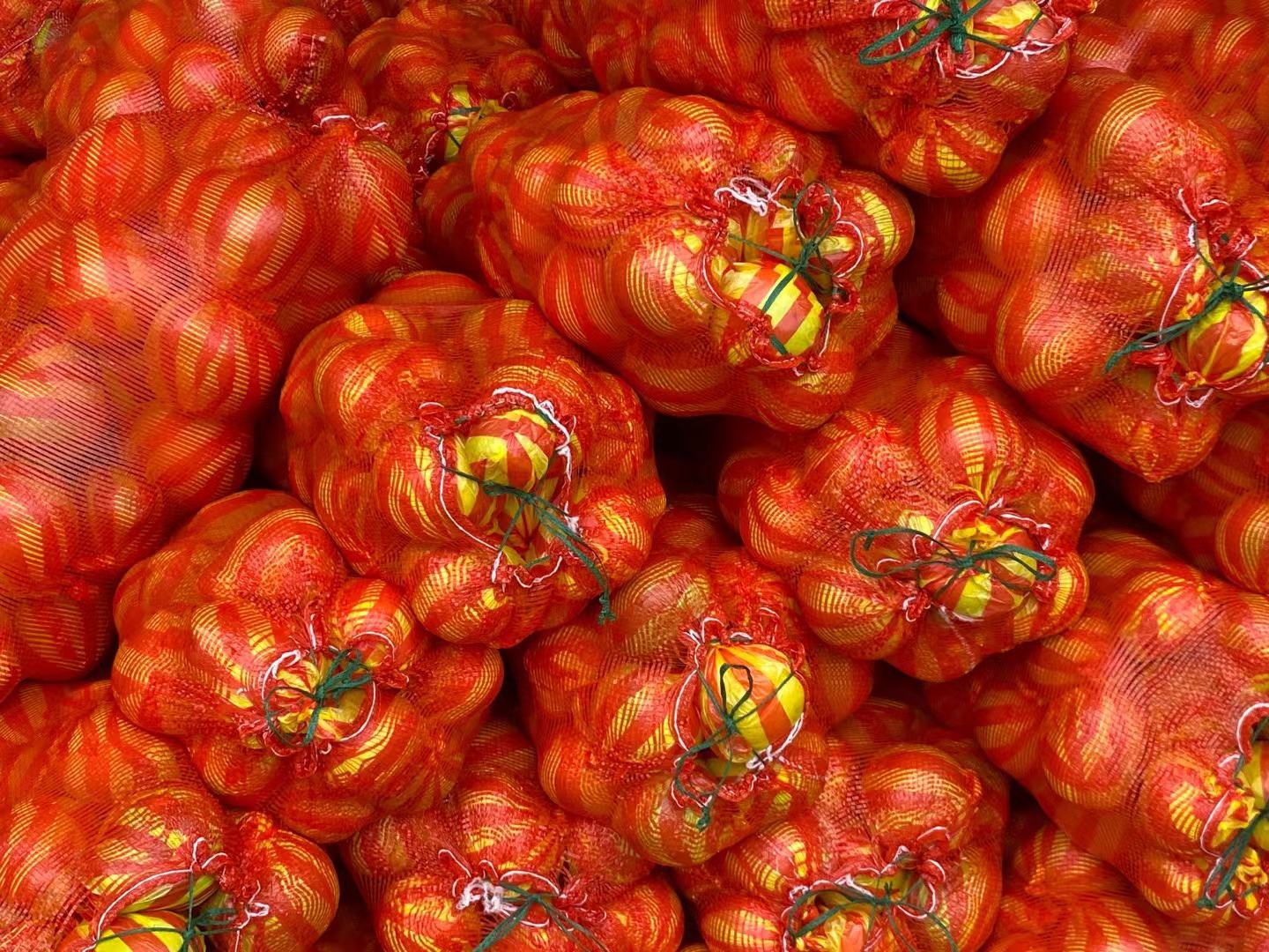 黄金贡柚在电商平台上的销售展示图,包括礼盒装、果品特写及物流包装 黄金贡柚电商销售场景