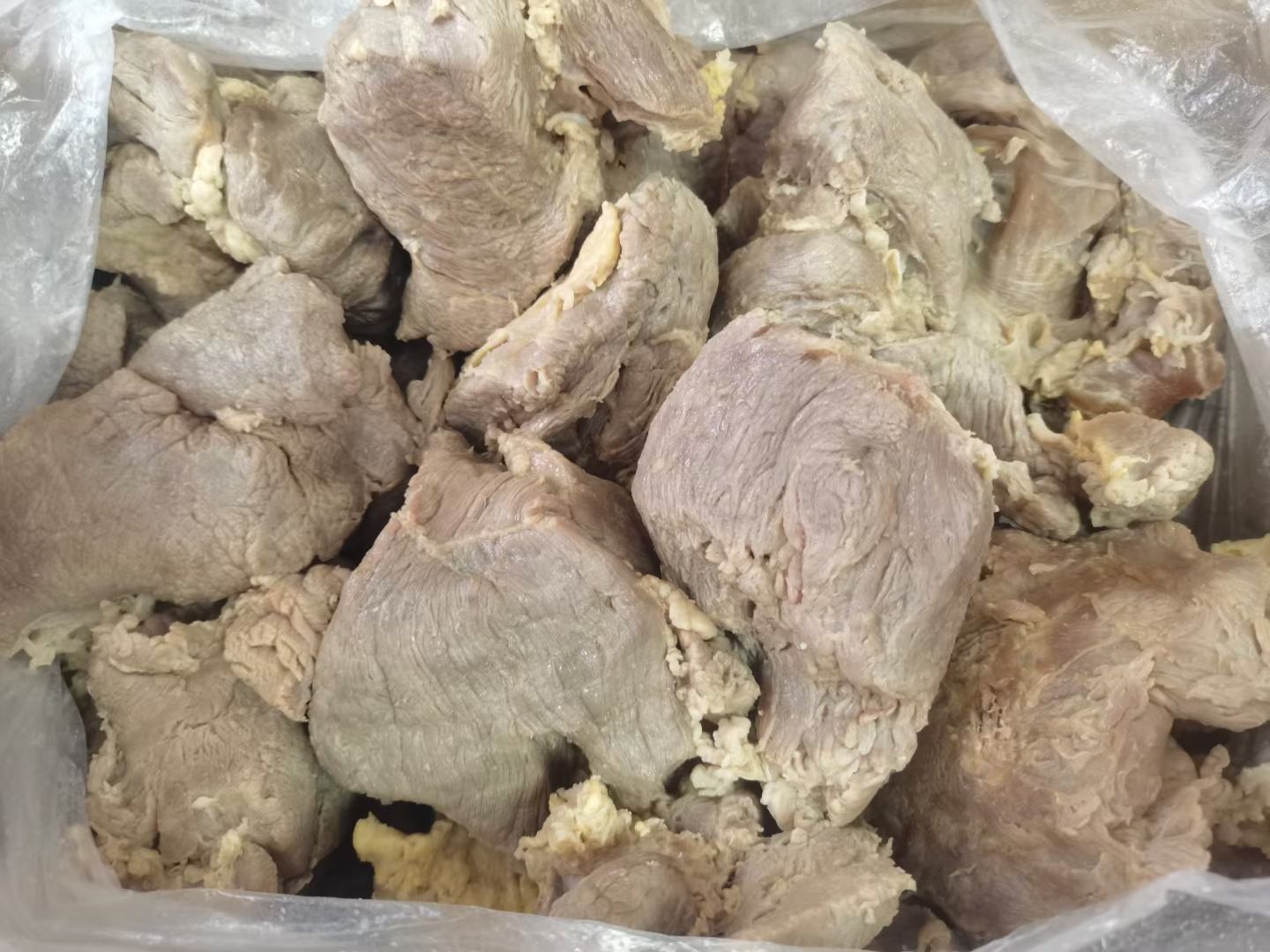 两块新鲜牛肉横截面并置对比,左侧为西门塔尔F1杂交黄牛,脂肪分布均匀细腻,形成密集网状纹理,BMS等级约为4-5级;右侧为本地黄牛,脂肪条纹稀疏,主要沿肌束边缘分布,BMS等级为2-3级。背景为白色瓷盘,光线柔和,突出肉色鲜红润泽 牛肉大理石纹对比切片图