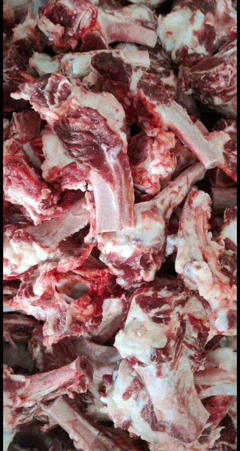 排骨头，牛骨头，带肉带骨熬汤啃肉，屠宰场新鲜出炉