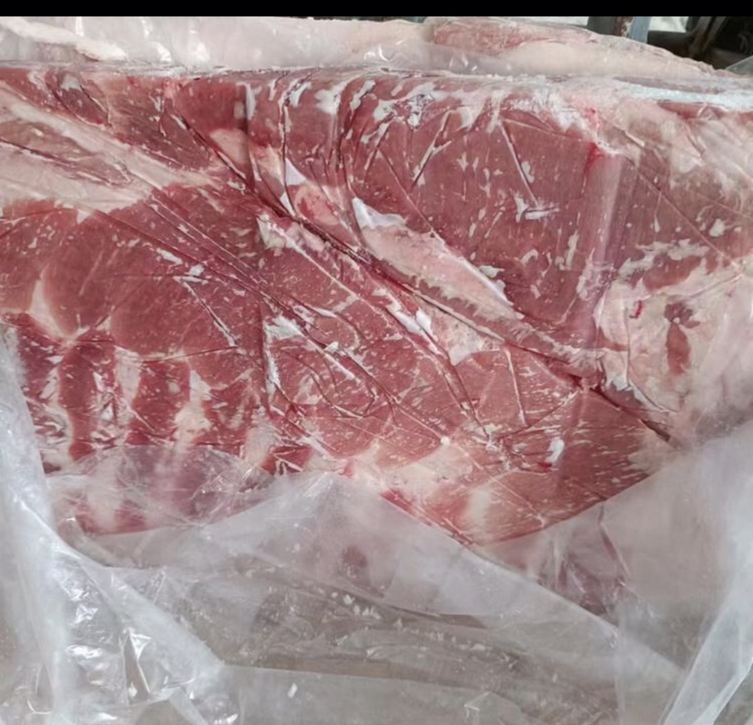 一块新鲜猪肉与一块明显变质的猪肉并列摆放，前者色泽红润，后者表面发黏且颜色发暗，配有放大镜聚焦在质地差异处