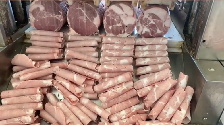 图片说明:展示波尔山羊肉的不同加工形式,包括分割包装的鲜肉、冷冻羊肉块和熟食制品 波尔山羊肉产品展示