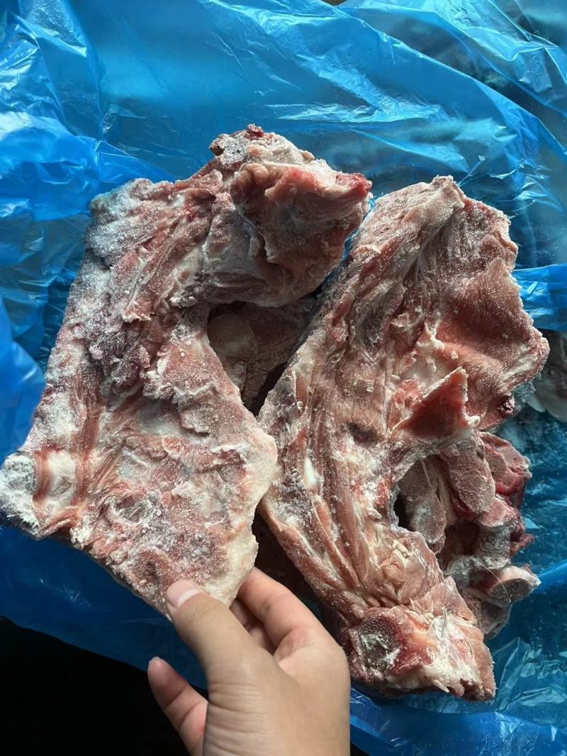 颈骨。手撕大骨，酱骨头米饭，各种快餐食堂自助餐都可以用。