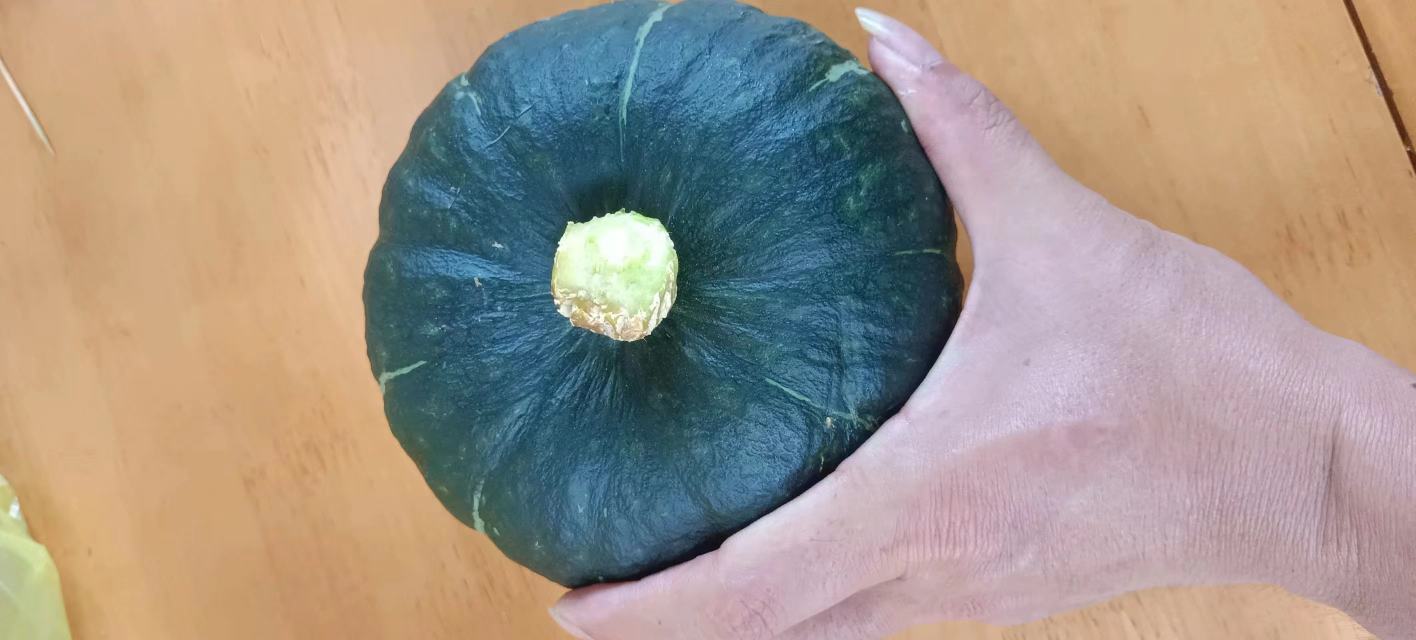 挑选贝贝小南瓜的手部动作