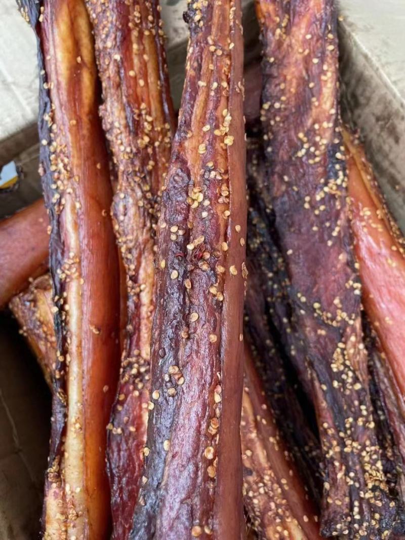 柴火五花腊肉带辣椒，一件50斤。五花腊肉