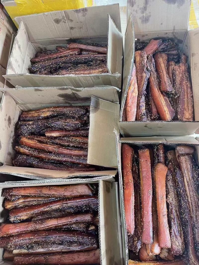 柴火五花腊肉带辣椒，一件50斤。五花腊肉