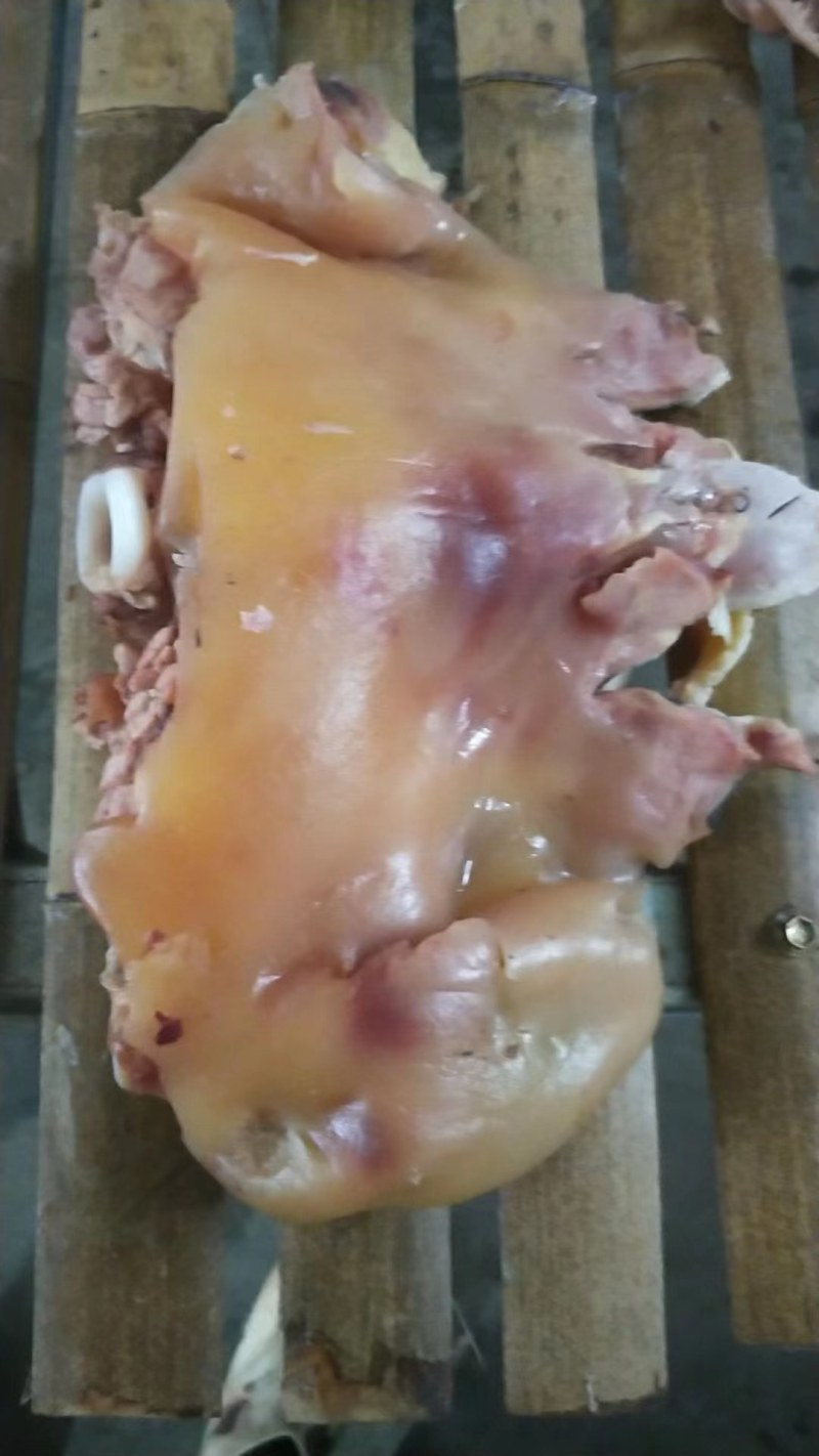 乳牛头肉，去骨熟牛头肉，纯手工去毛。