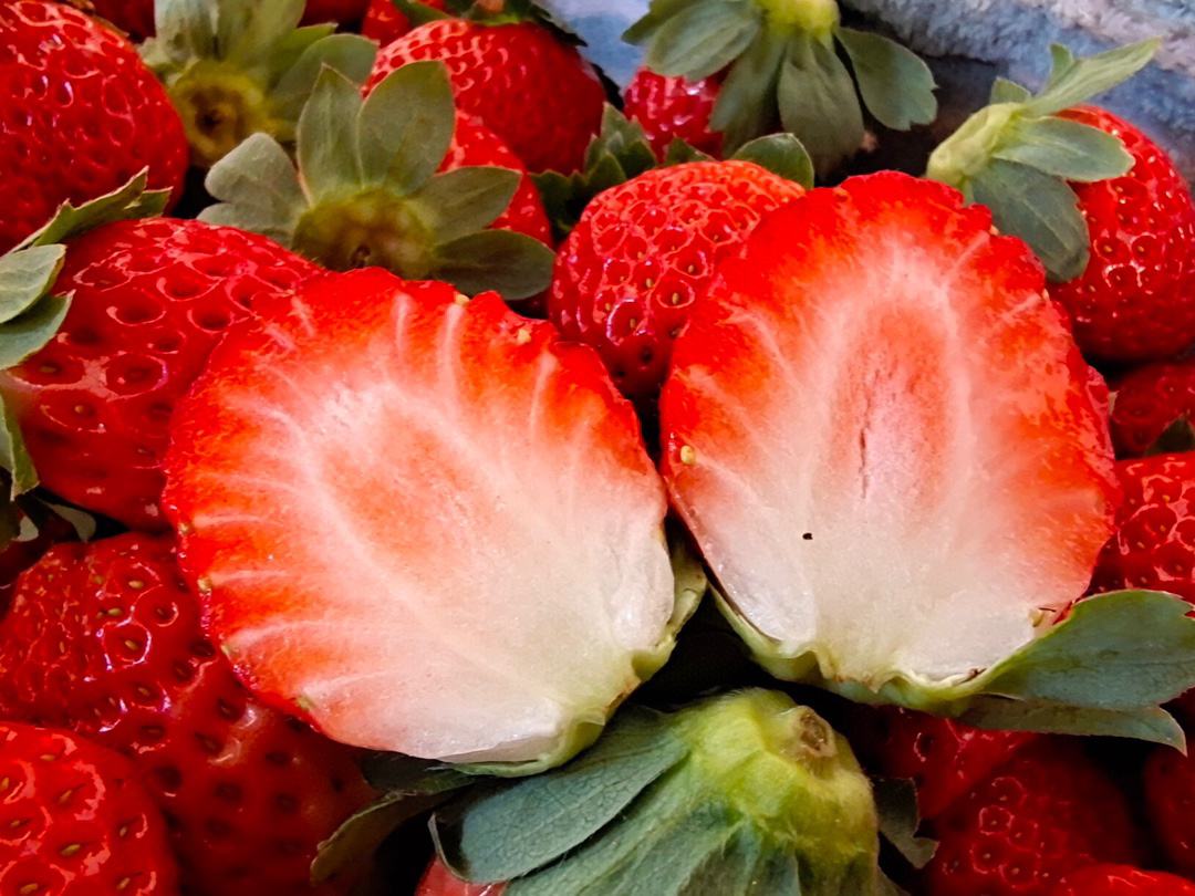 奶油草莓切面展示内部结构