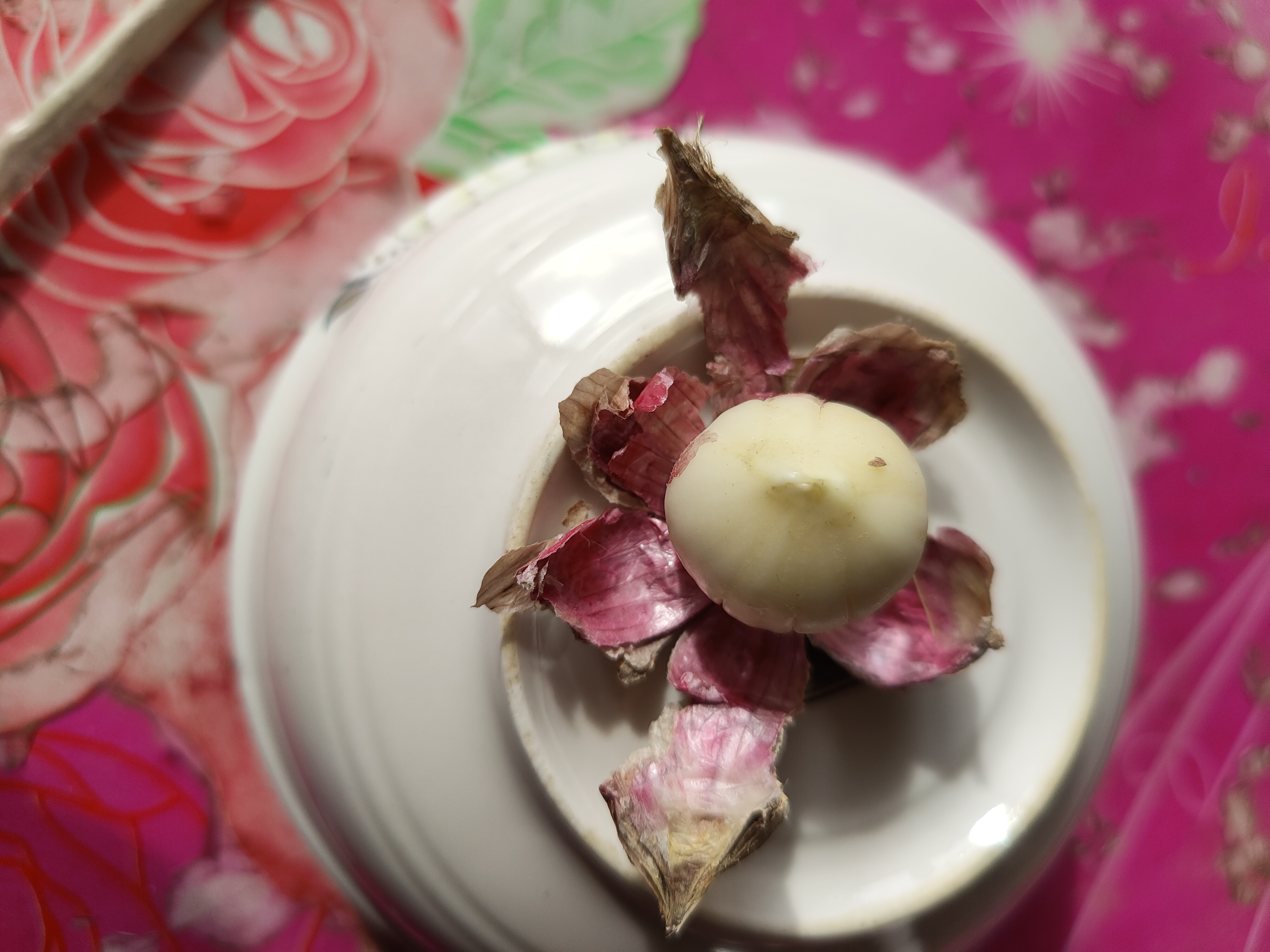 蒜瓣剥皮前后对比图