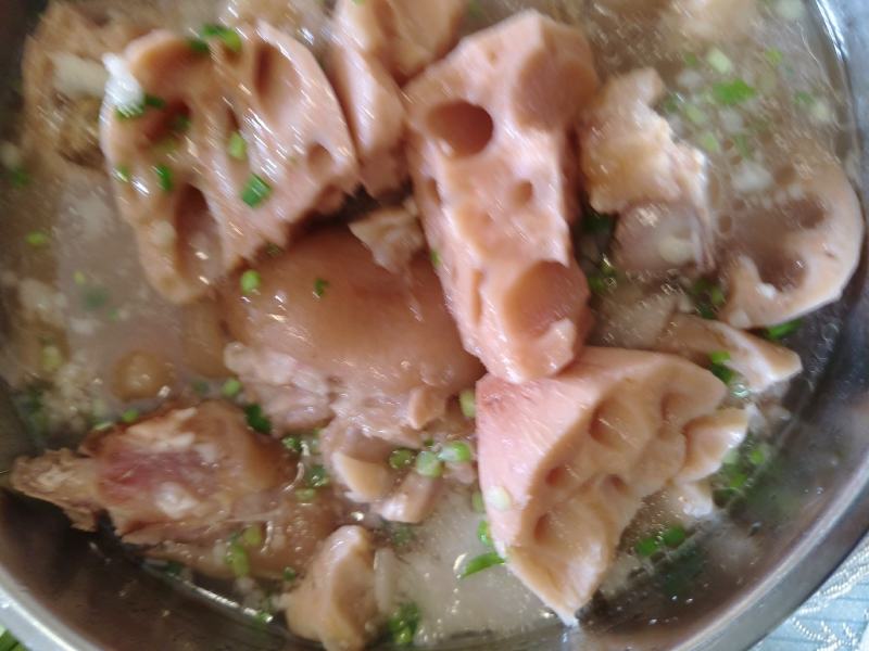热销鄂莲6号精品莲藕结实饱满，色泽均匀白净，可炒可炖，