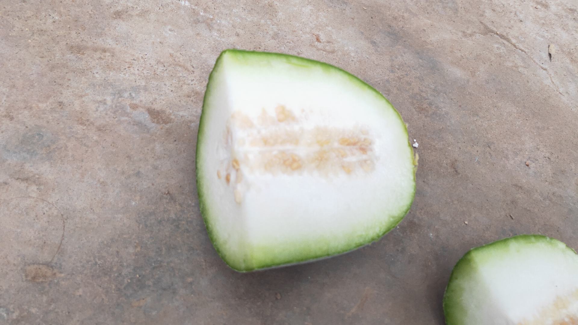 冬瓜和番茄切片摆放在案板上,准备下锅 冬瓜和番茄切片摆放在案板上