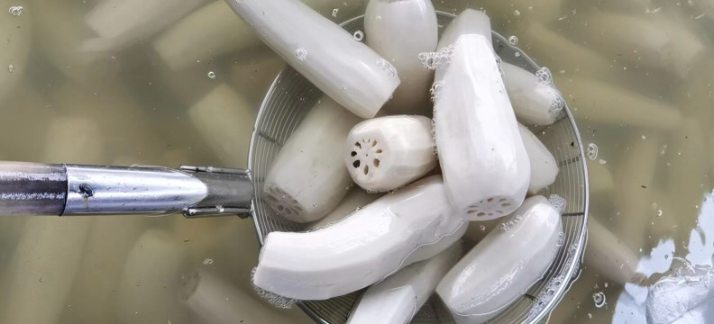 莲藕绿豆汤制作过程图:展示莲藕去皮、绿豆浸泡、炖煮等关键步骤 莲藕绿豆汤制作过程图