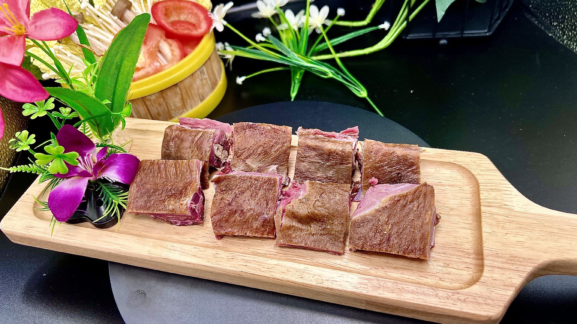 焗西兰花摆盘于木质桌面,旁边搭配面包与沙拉,营造温馨用餐氛围 成品摆盘展示图