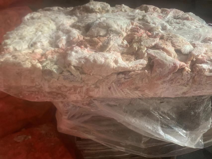 一张左右分栏的对比图片,左侧展示晶莹剔透的天然蜂蜜倒在木勺上,金黄色液体缓缓流下;右侧是一块白色固态猪油置于瓷碟中,背景为厨房台面。中间有文字标注‘蜂蜜 vs 猪油’,下方列出热量、主要成分、健康影响等对比条目 蜂蜜与猪油对比图示
