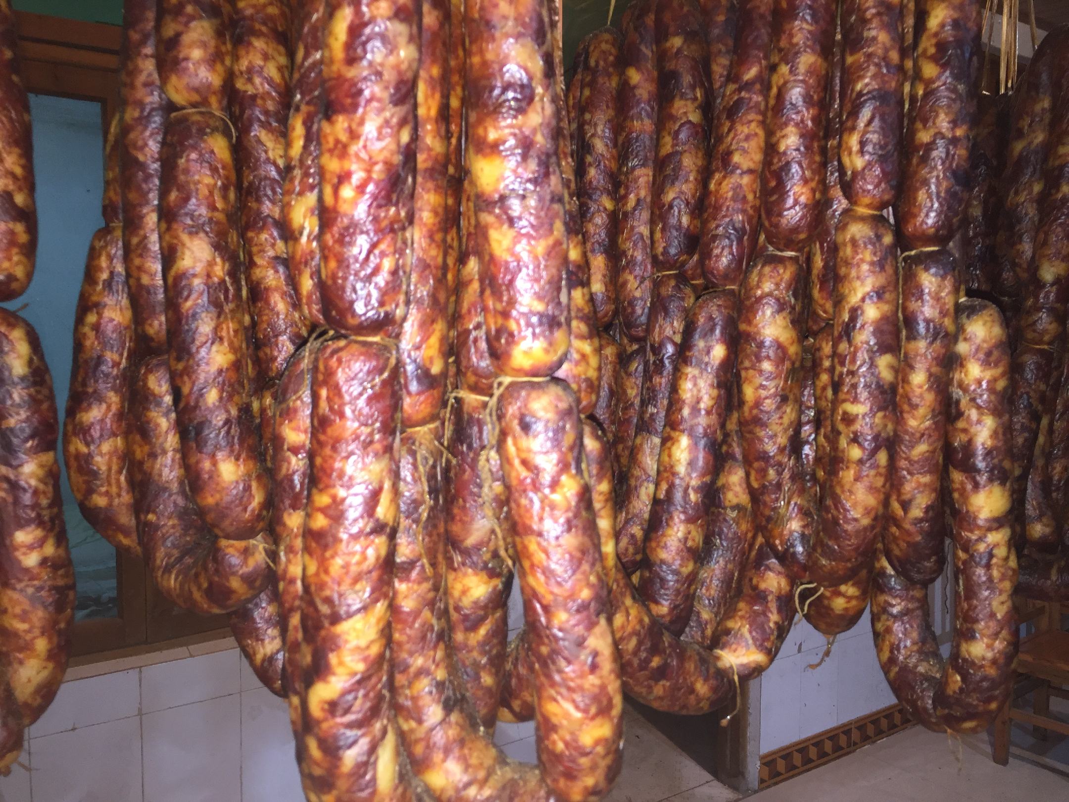 装盘后的菜花炒香肠,色彩分明,香肠红润,菜花洁白翠绿,配以葱花点缀,诱人食欲 成品菜花炒香肠装盘图