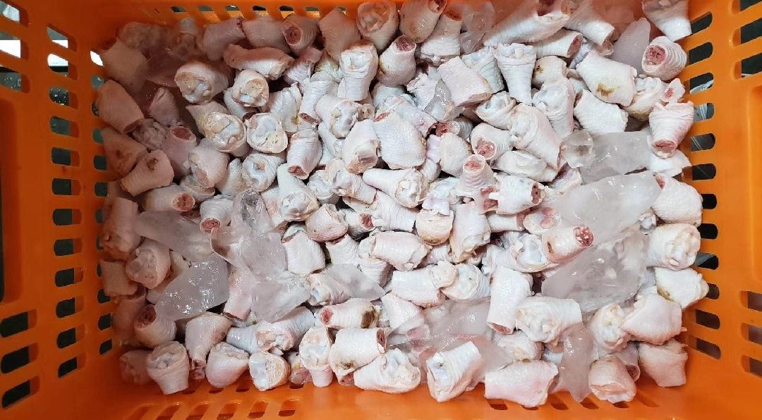 泡椒凤爪出口包装箱堆叠在物流仓库中准备发运