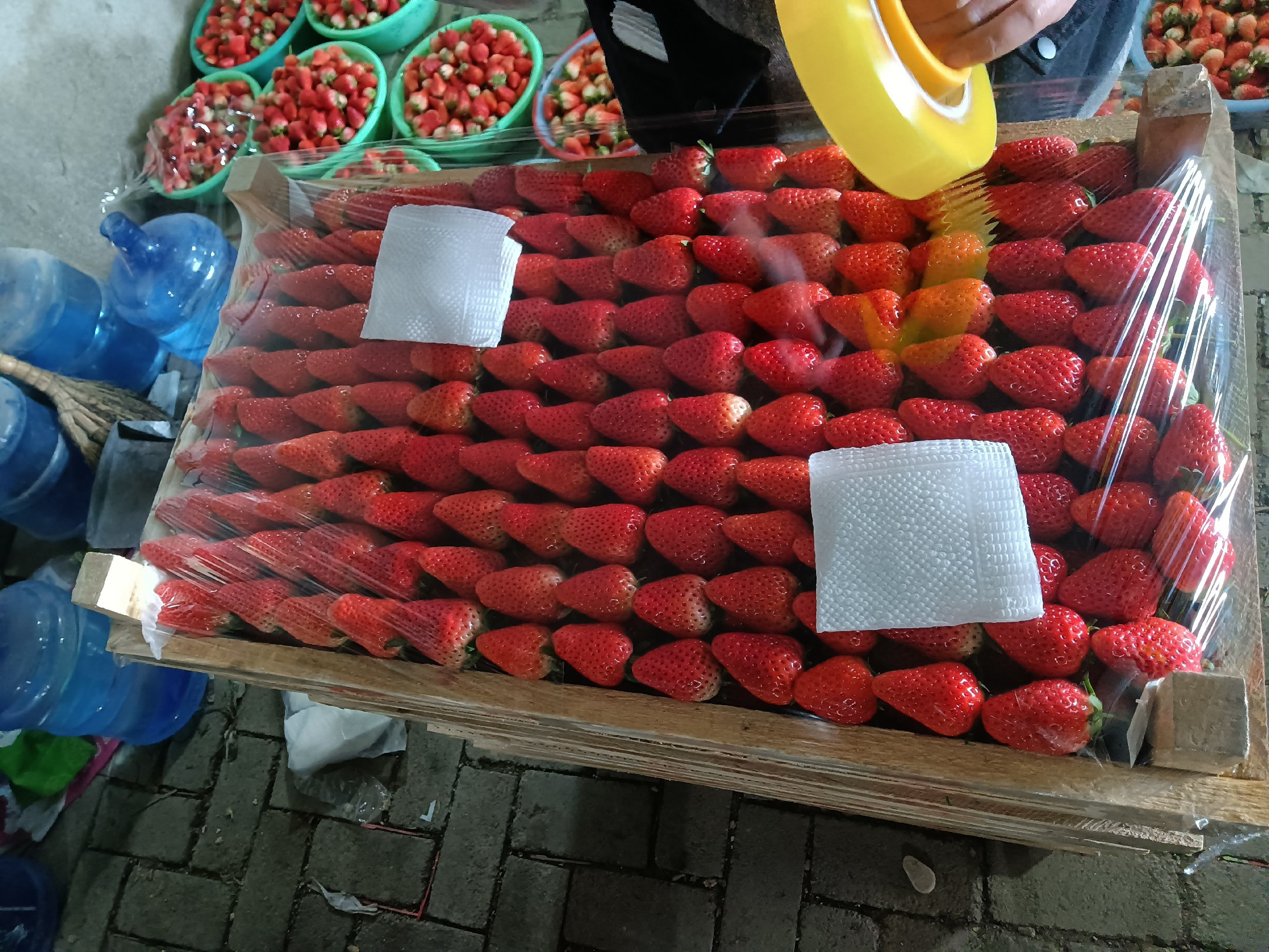 多场景应用图:三联构图展示甜宝草莓在高端甜品、创意饮品与家庭轻食中的真实使用场景;所有草莓均保持完整形态与鲜亮色泽,马卡龙外壳酥脆有光泽,拿铁奶泡绵密浮雕感强,酸奶碗中草莓汁微渗形成自然粉晕,整体色调清新温暖,体现‘草莓的’生活化、品质化、情感化价值 甜宝草莓应用场景组图:左上为手作达人将整颗甜宝草莓嵌入法式马卡龙夹心;右上为咖啡师将切半草莓置于燕麦奶泡之上制作草莓云朵拿铁;下方为亲子厨房场景,孩子用甜宝草莓在酸奶碗中拼出笑脸图案