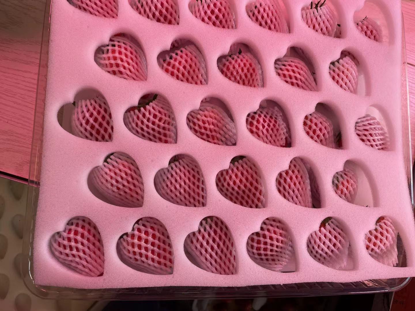 红颜草莓礼盒展示