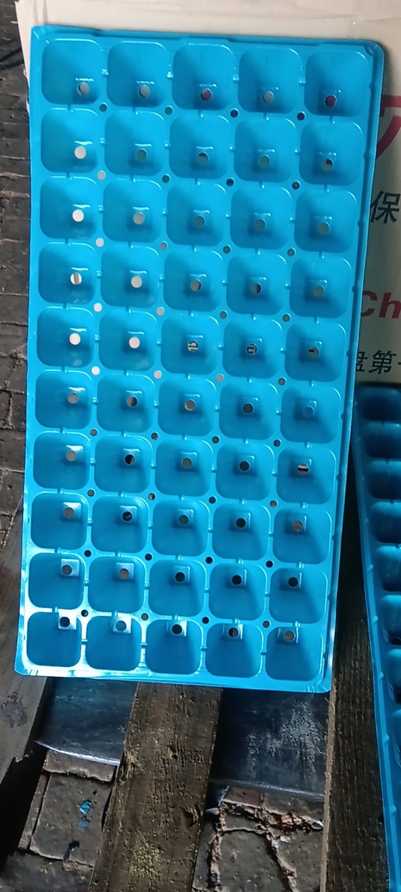 广泛用于，蔬菜，瓜果，烟草，林木等…多种育苗使用。