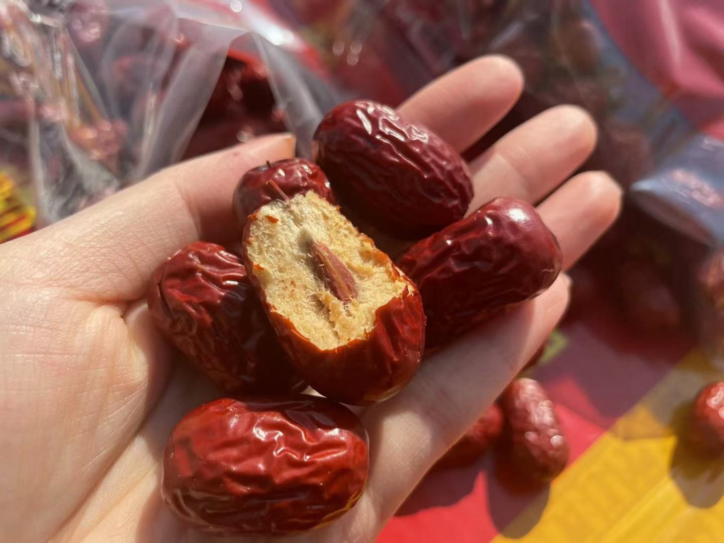 营养搭配可视化图:以宁夏中宁红枣为核心,组合高钾蔬菜(菠菜)、高镁水果(香蕉)、全谷物(糙米)构成实证有效的碱性膳食模式,符合中国居民膳食指南推荐 膳食搭配示意图:青花瓷碗中盛放红枣、菠菜段、香蕉片与糙米饭,旁边小碟配枸杞与核桃仁,整体色彩明快,体现科学碱性膳食组合