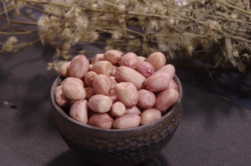 红皮花生三大主产区对比图表,包含上市时间、脂肪含量、口感描述等内容 红皮花生各产地对比图表