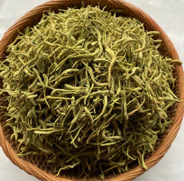 玻璃煎药壶中盛放淡黄褐色金线莲与宁夏枸杞混合水煎液,液体澄澈微带琥珀光泽;壶旁分置两小碟:左碟为干燥金线莲全草(茎紫红、叶脉金线清晰、叶片皱缩呈墨绿);右碟为宁夏中宁枸杞鲜果大小的干果(暗红色、果形饱满、表面有细微褶皱与天然果霜,无硫熏亮面 金线莲与宁夏枸杞配伍水煎液特写