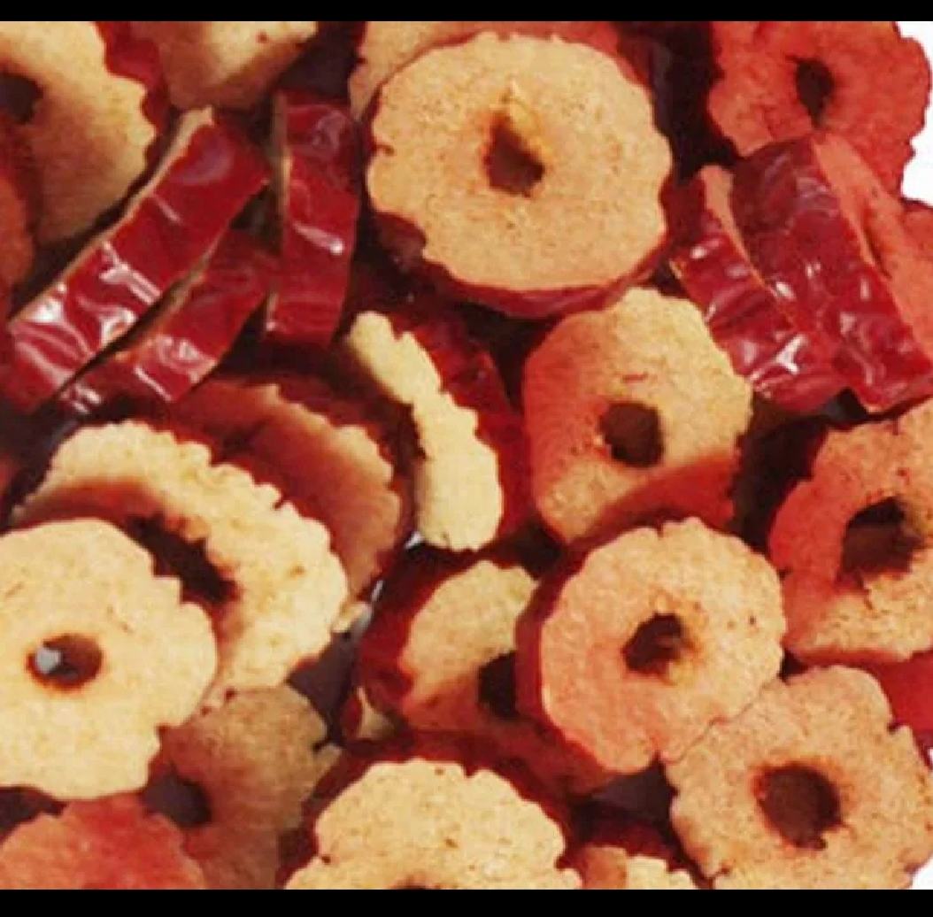 苦荞红枣茶成品图,展示冲泡后的茶汤色泽与原料状态 苦荞红枣茶成品图