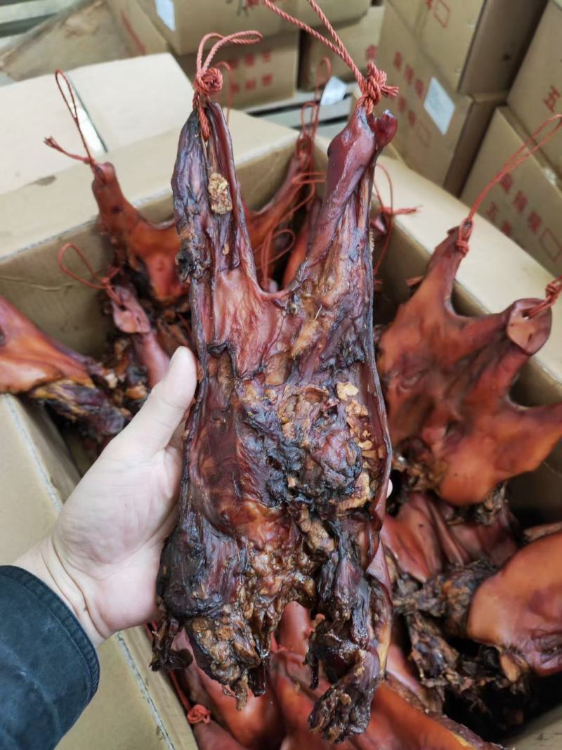 【腊肉】全脸烟熏腊猪头带耳朵，烟熏半边无耳，一件50斤