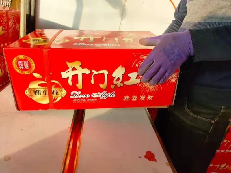 大铁桶寒富士苹果75起步95，苹果全红大量供货，全年供应
