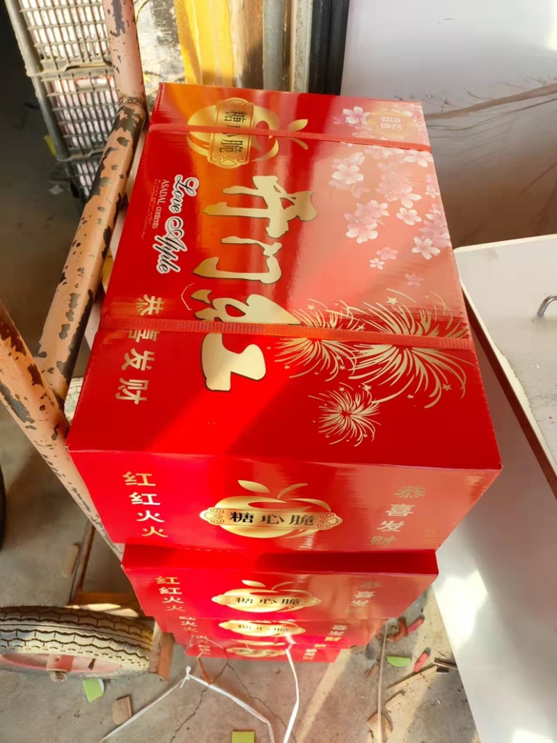 大铁桶寒富士苹果75起步95，苹果全红大量供货，全年供应