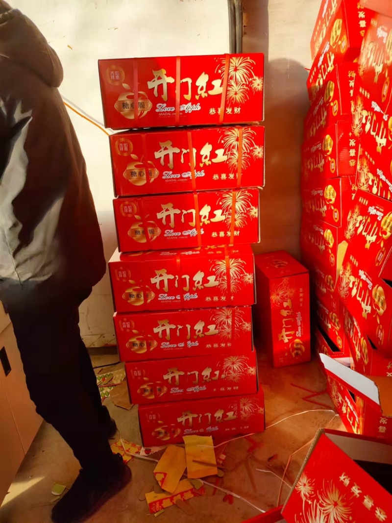 大铁桶寒富士苹果75起步95，苹果全红大量供货，全年供应