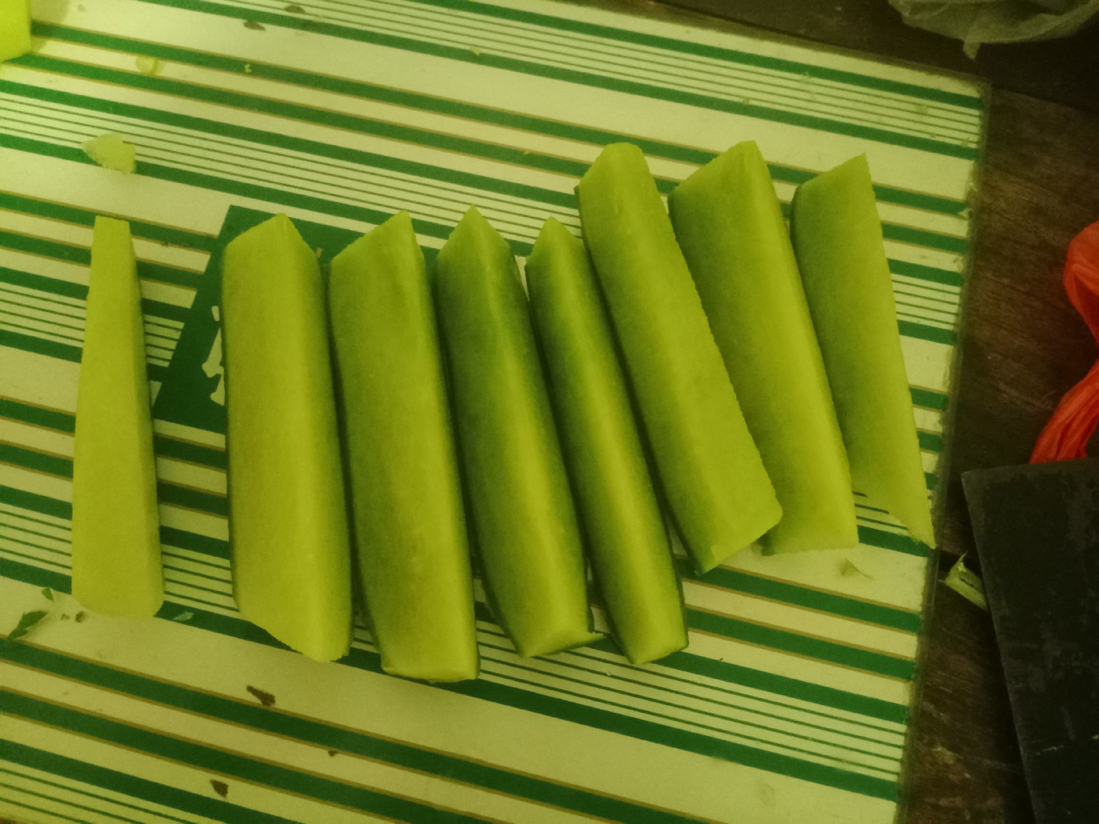 萝卜切片与盐拌匀图