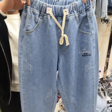 精品女装牛仔裤4000条左右