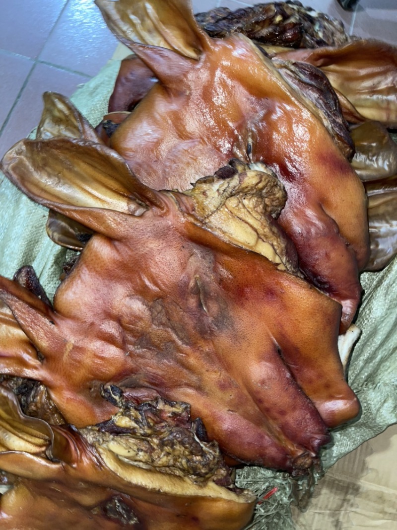 烟熏去骨腊整只猪头（腊肉香肠源头工厂一手货源量大从优）
