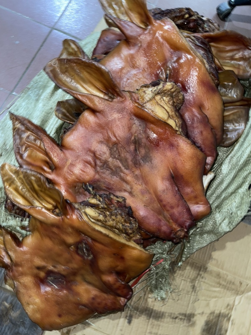 烟熏去骨腊整只猪头（腊肉香肠源头工厂一手货源量大从优）