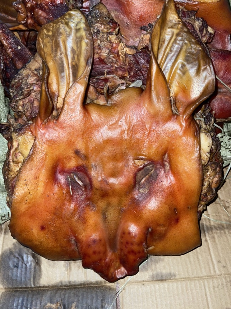 烟熏去骨腊整只猪头（腊肉香肠源头工厂一手货源量大从优）