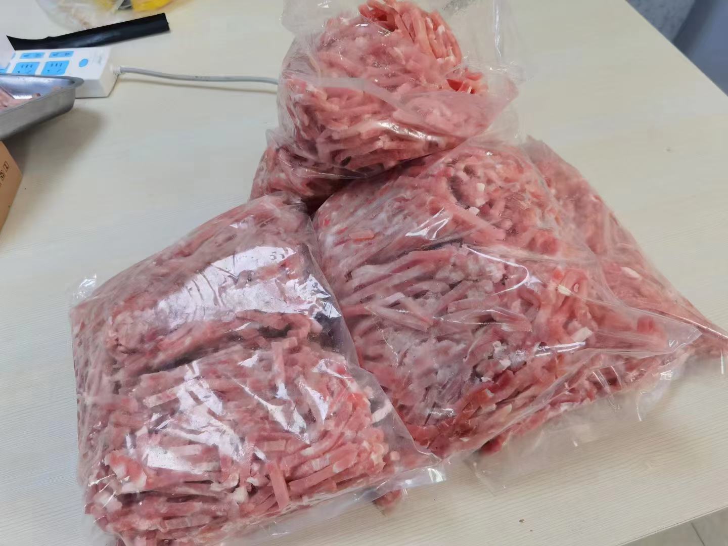 长白猪分割肉产品展示图，突显优质肉质与精细分割