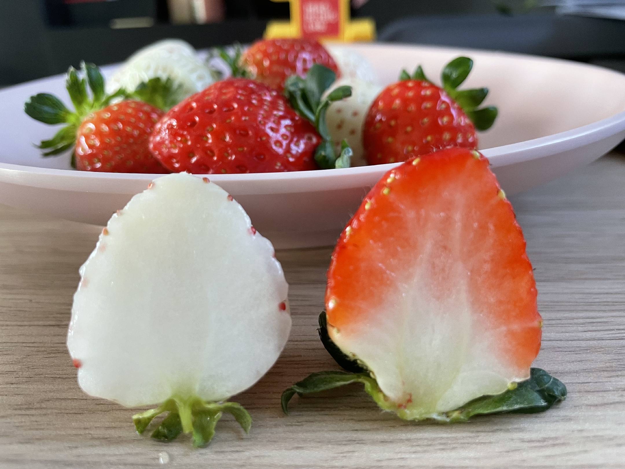 草莓切开显示空心结构